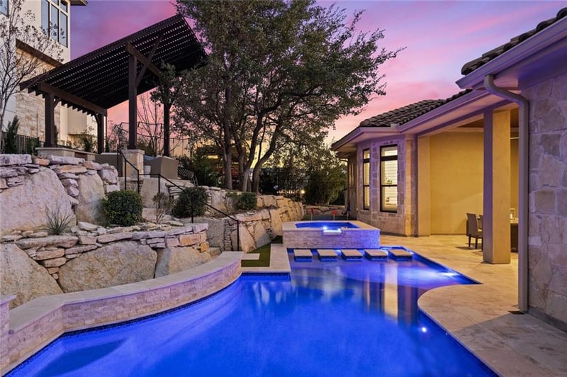Virtual tour of 320 Bisset CT