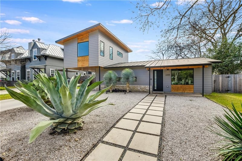 Virtual tour of 3205 Locke Ln