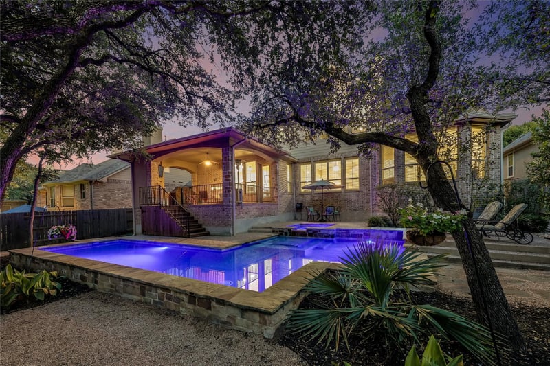 Virtual tour of 321 Angus Dr