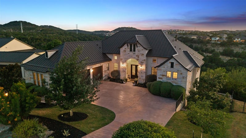 Virtual tour of 321 Bisset CT