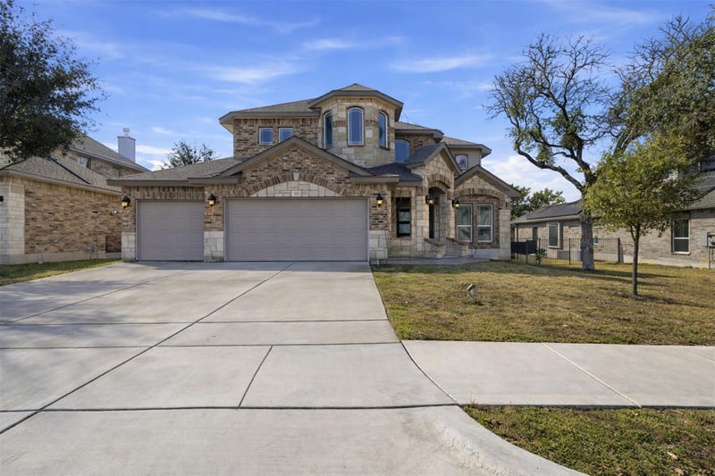 Virtual tour of 323 Ancient Oak Way