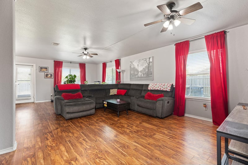 Virtual tour of 327 Comal RUN
