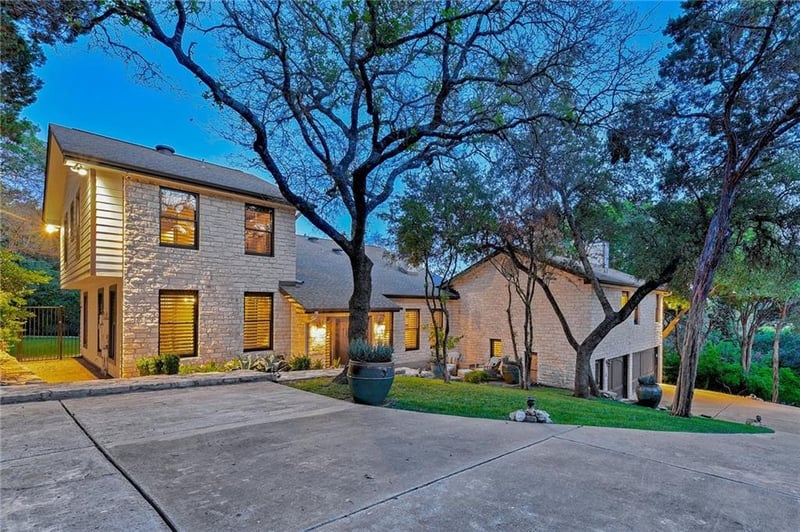 Virtual tour of 330 Eanes School Rd