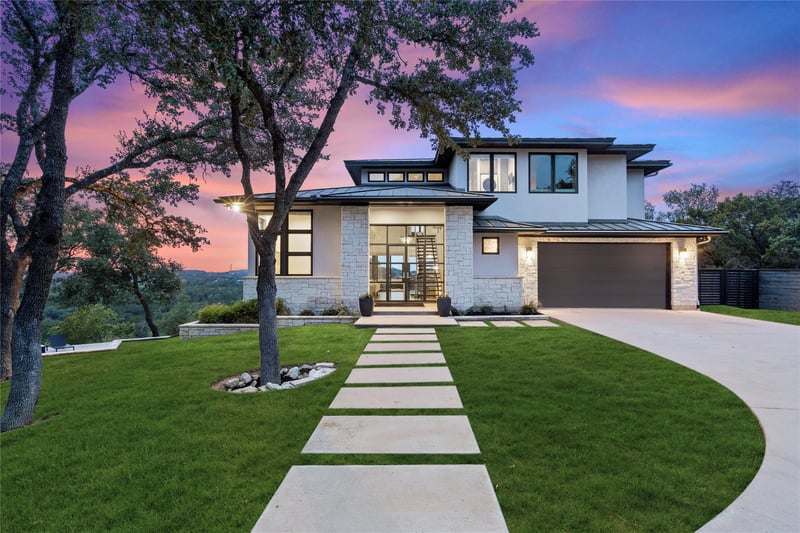 Virtual tour of 330 King Arthur CT