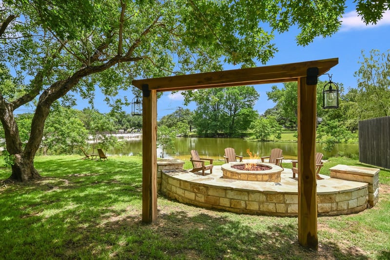 Virtual tour of 3301 Arrowhead Cir