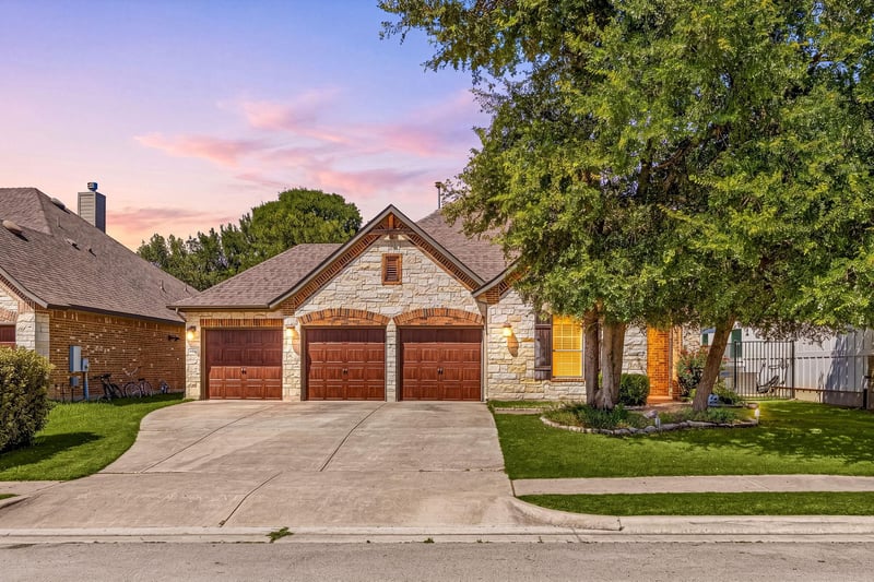 Virtual tour of 332 Ancient Oak WAY