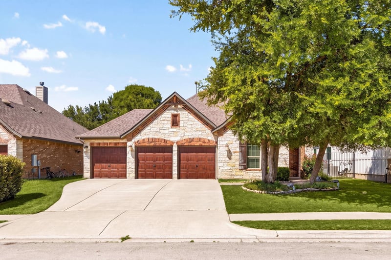 Virtual tour of 332 Ancient Oak Way