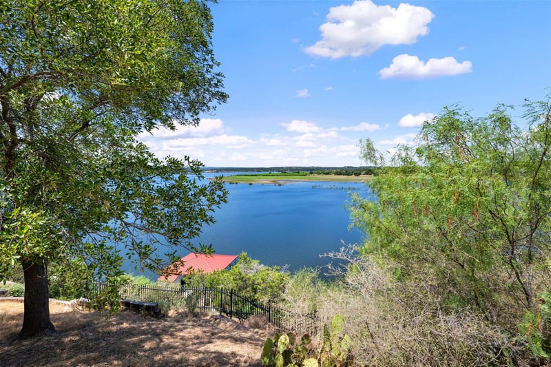 Virtual tour of 335 Harbor DR