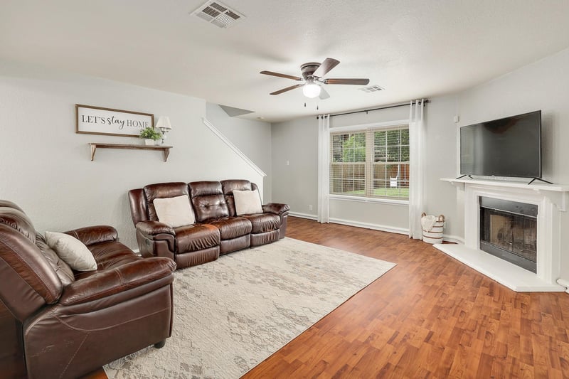 Virtual tour of 335 Mistletoe LN