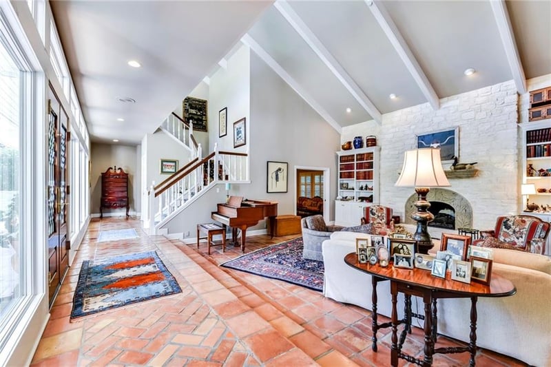Virtual tour of 3413 Ledgestone Dr