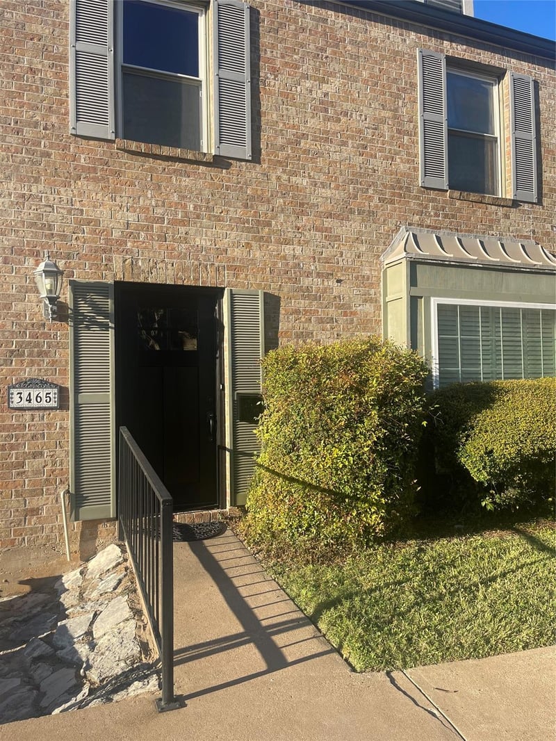 Virtual tour of 3465 North Hills DR