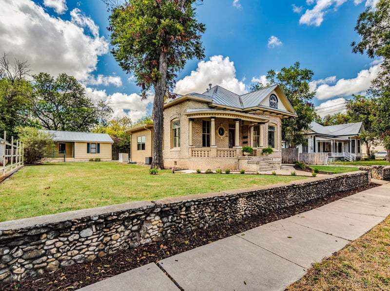 Virtual tour of 351 N Guenther Ave