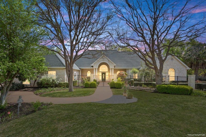 Virtual tour of 360 River Chase Blvd