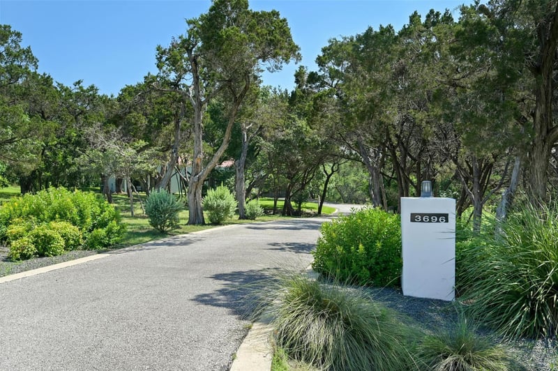 Virtual tour of 3696 Lost Creek BLVD