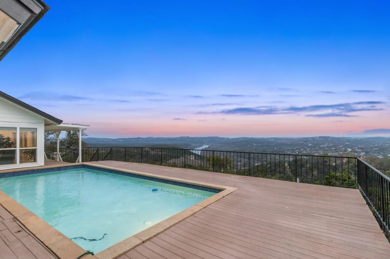 Virtual tour of 3707 Far View DR