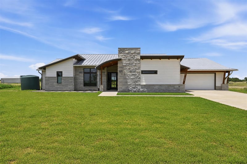 Virtual tour of 374 County Road 236
