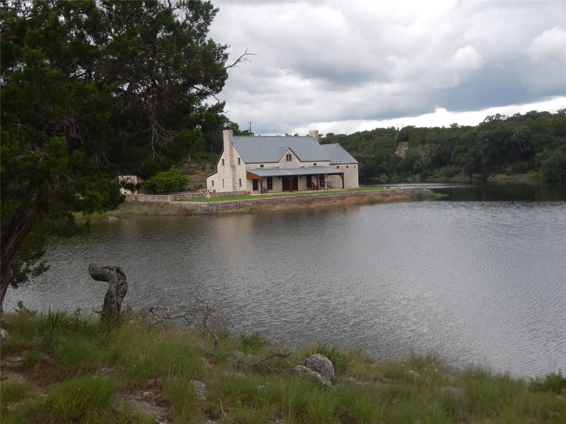 Virtual tour of 3777 Middle Creek Rd