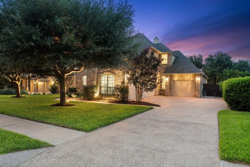 Virtual tour of 3807 Avery Woods LN