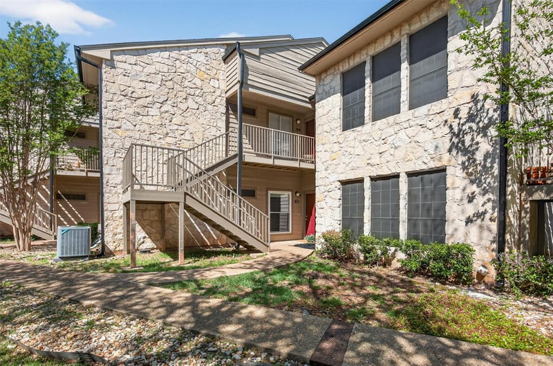 Virtual tour of 3809 Spicewood Springs RD Unit #103
