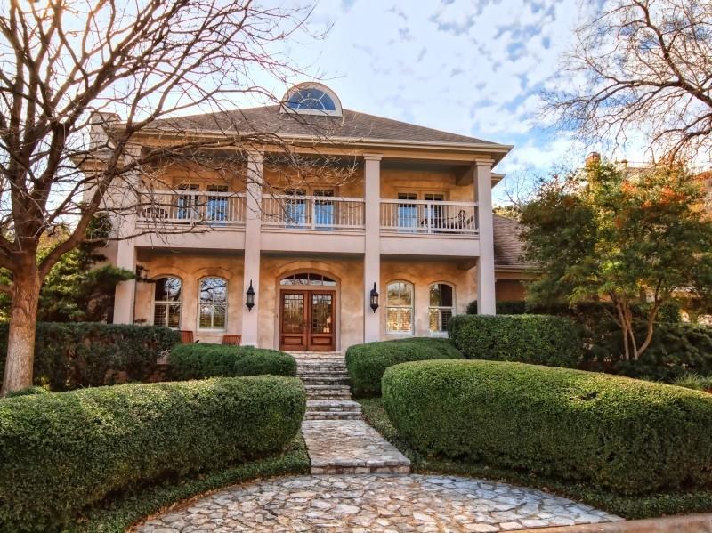 Virtual tour of 3810 Bonnell Dr
