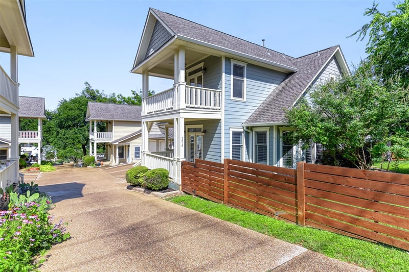 Virtual tour of 3818 Ridgelea DR Unit #B