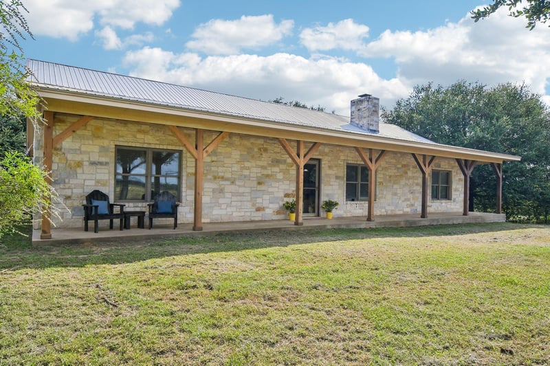 Virtual tour of 387 Goertz DR