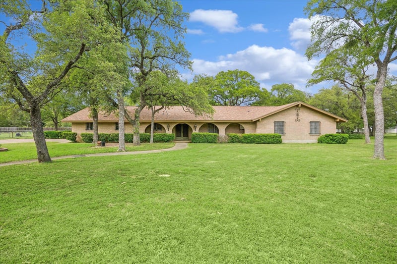 Virtual tour of 3910 McNeil Dr