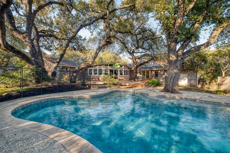 Virtual tour of 3927 Knollwood DR