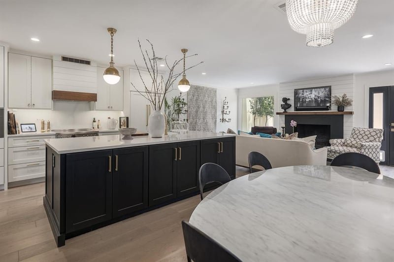 Virtual tour of 3986 Far West BLVD
