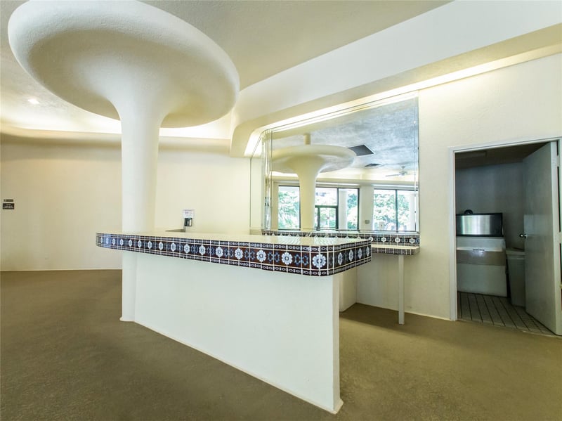 Virtual tour of 40 N Interstate 35 Highway Unit #8C4