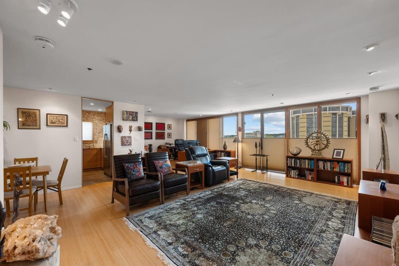 Virtual tour of 40 N Interstate 35 Unit #7D4