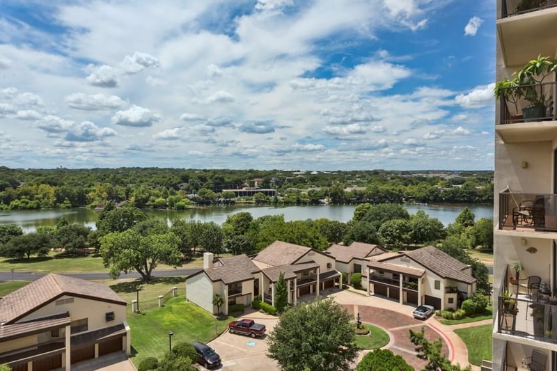 Virtual tour of 40 N Interstate 35 Unit #8C1