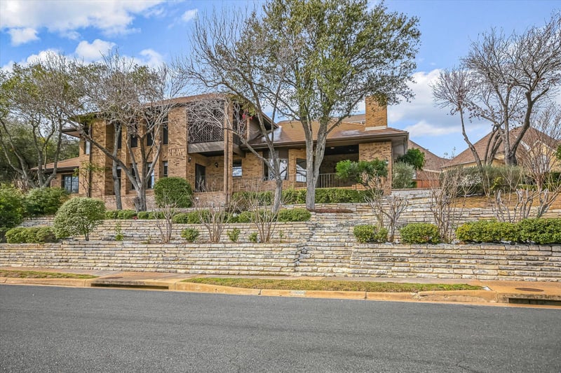 Virtual tour of 4000 Belmont Park DR