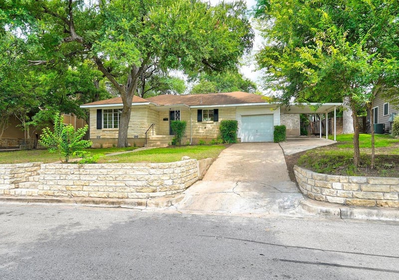 Virtual tour of 4000 Idlewild Rd