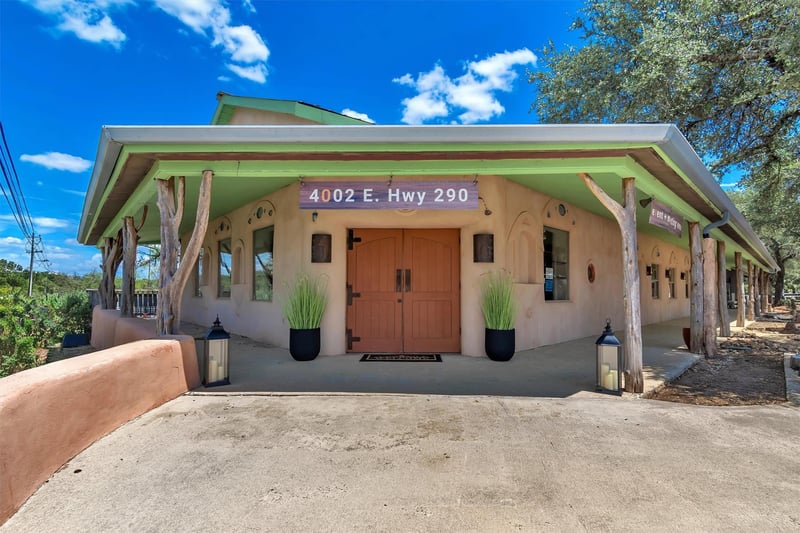 Virtual tour of 4002 E Highway 290