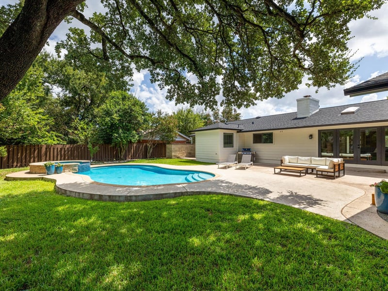 Virtual tour of 4008 N Hills DR