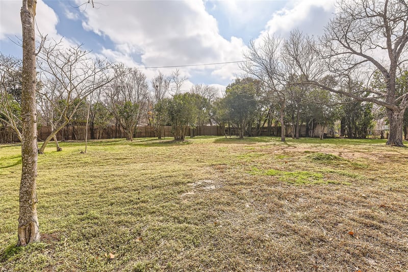 Virtual tour of 401 Oak PLZ