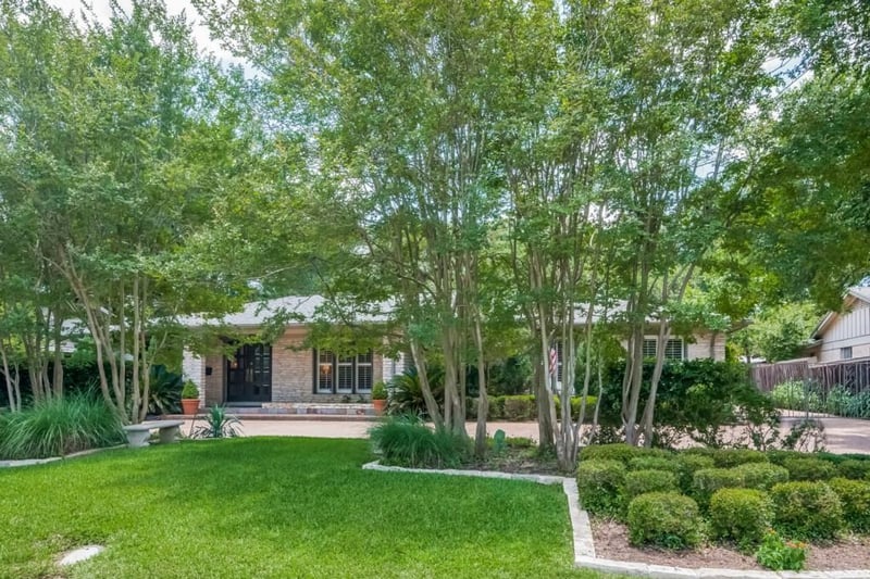 Virtual tour of 4013 Far W