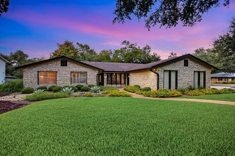 Virtual tour of 4016 Far West BLVD