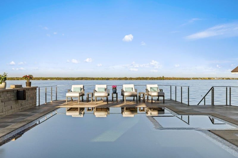 Virtual tour of 402 Lighthouse Dr