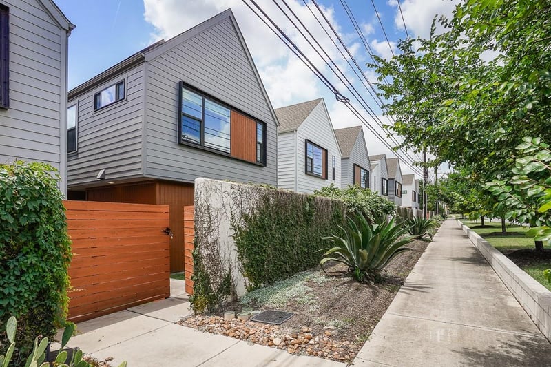 Virtual tour of 4020 Airport Blvd Unit #9
