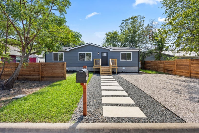 Virtual tour of 404 E Pecan ST