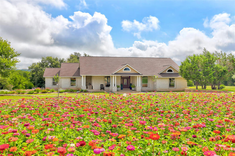 Virtual tour of 404 Mustang WAY