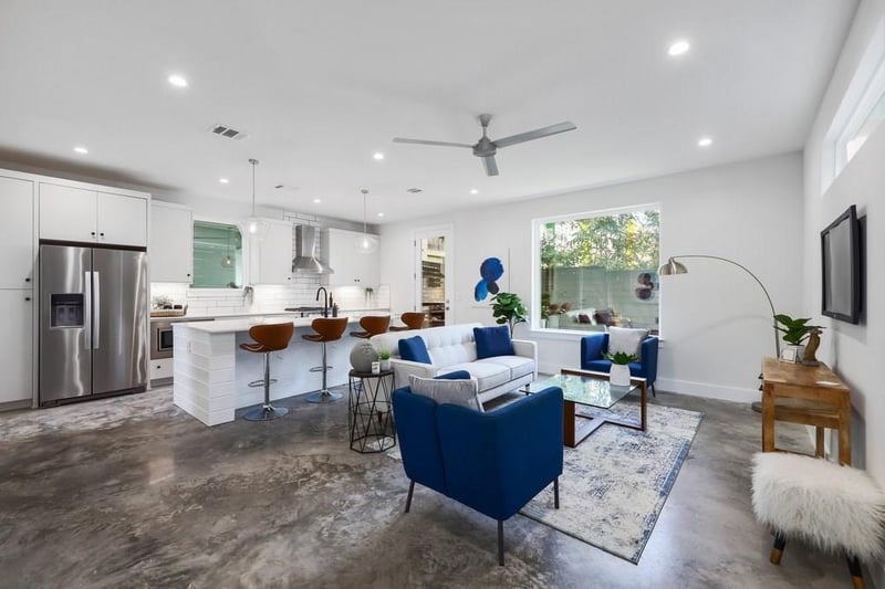 Virtual tour of 405 W Live Oak ST Unit #2