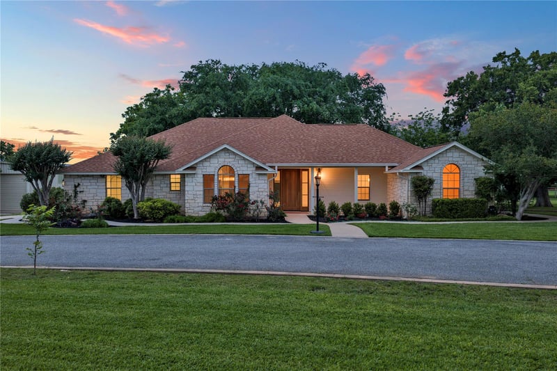 Virtual tour of 406 Ancient Oaks Dr