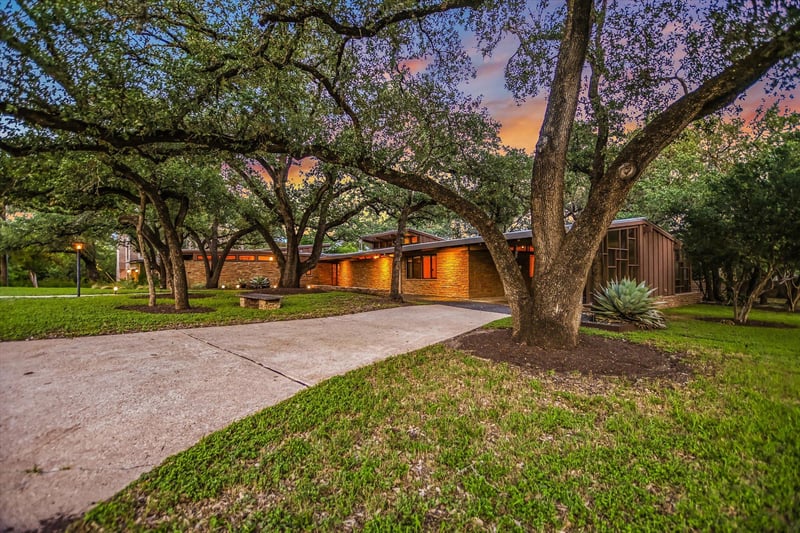 Virtual tour of 407 Almarion DR