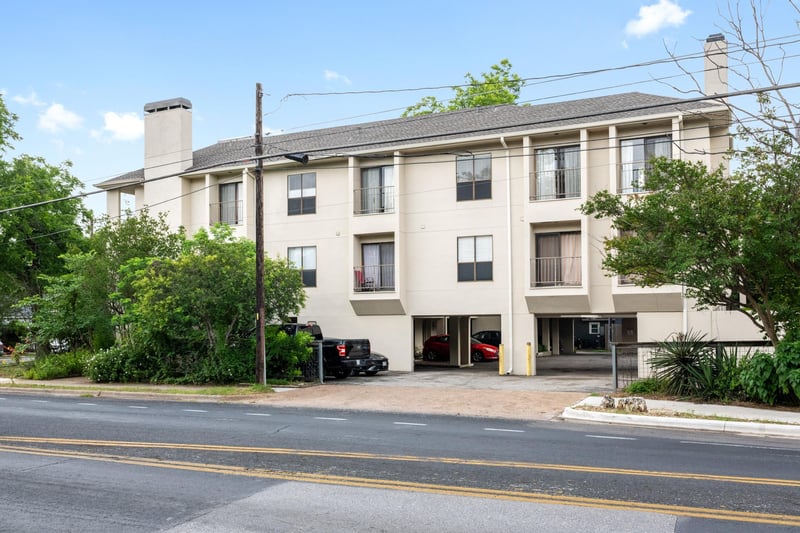 Virtual tour of 409 E 38th ST Unit #101