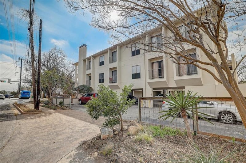 Virtual tour of 409 E 38th St Unit #204