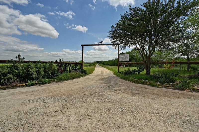 Virtual tour of 410 Simmons Family Farm Rd