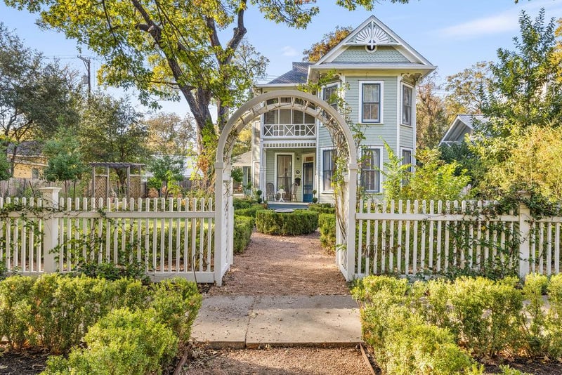 Virtual tour of 4104 Avenue F
